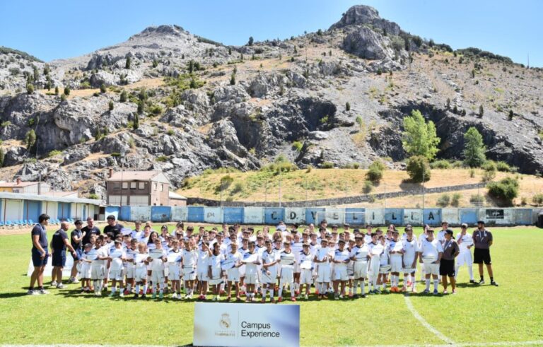Grupo de jóvenes futbolistas en el campus del Real Madrid en Velilla del Río Carrión