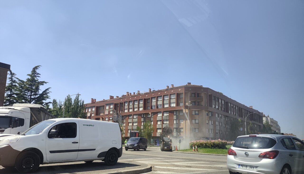 Tráfico congestionado por obras de asfaltado en Palencia