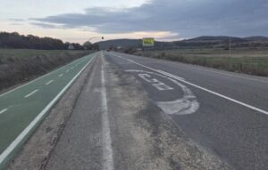 Carretera P-220 en mal estado con carril bici