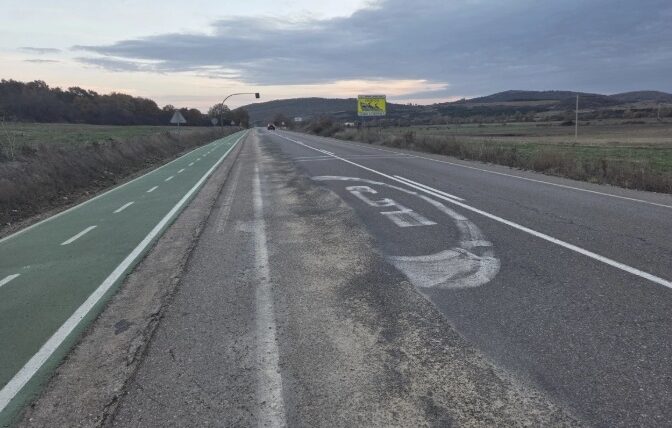 Carretera P-220 en mal estado con carril bici