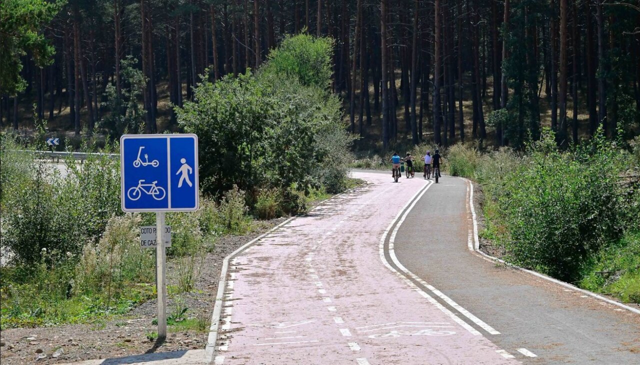 Carril bici en Aguilar de Campoo rodeado de naturaleza