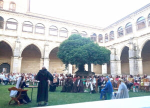 Recreación histórica en el claustro del Monasterio de San Zoilo
