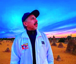 Hombre observando el cielo en un evento astronómico en Paredes de Nava