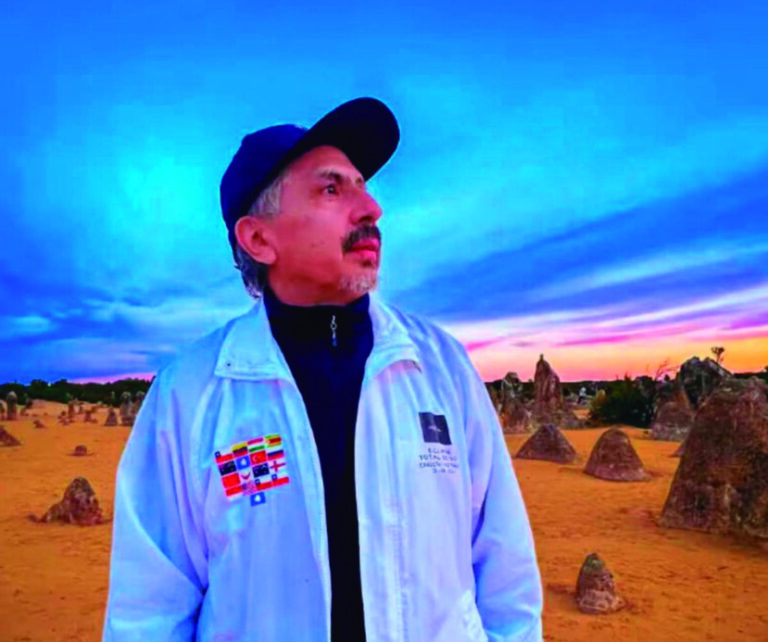 Hombre observando el cielo en un evento astronómico en Paredes de Nava