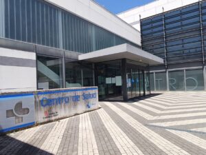 Entrada del Centro de Salud en Palencia con señalización visible