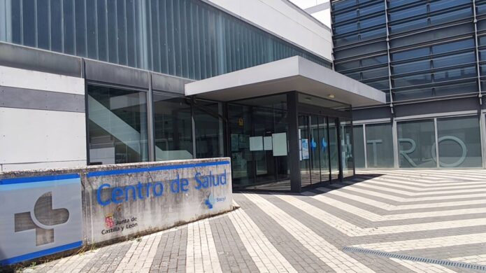 Entrada del Centro de Salud en Palencia con señalización visible