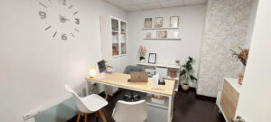 Interior del Centro de Estética Avanzada T Cuida Isa con escritorio y decoración moderna