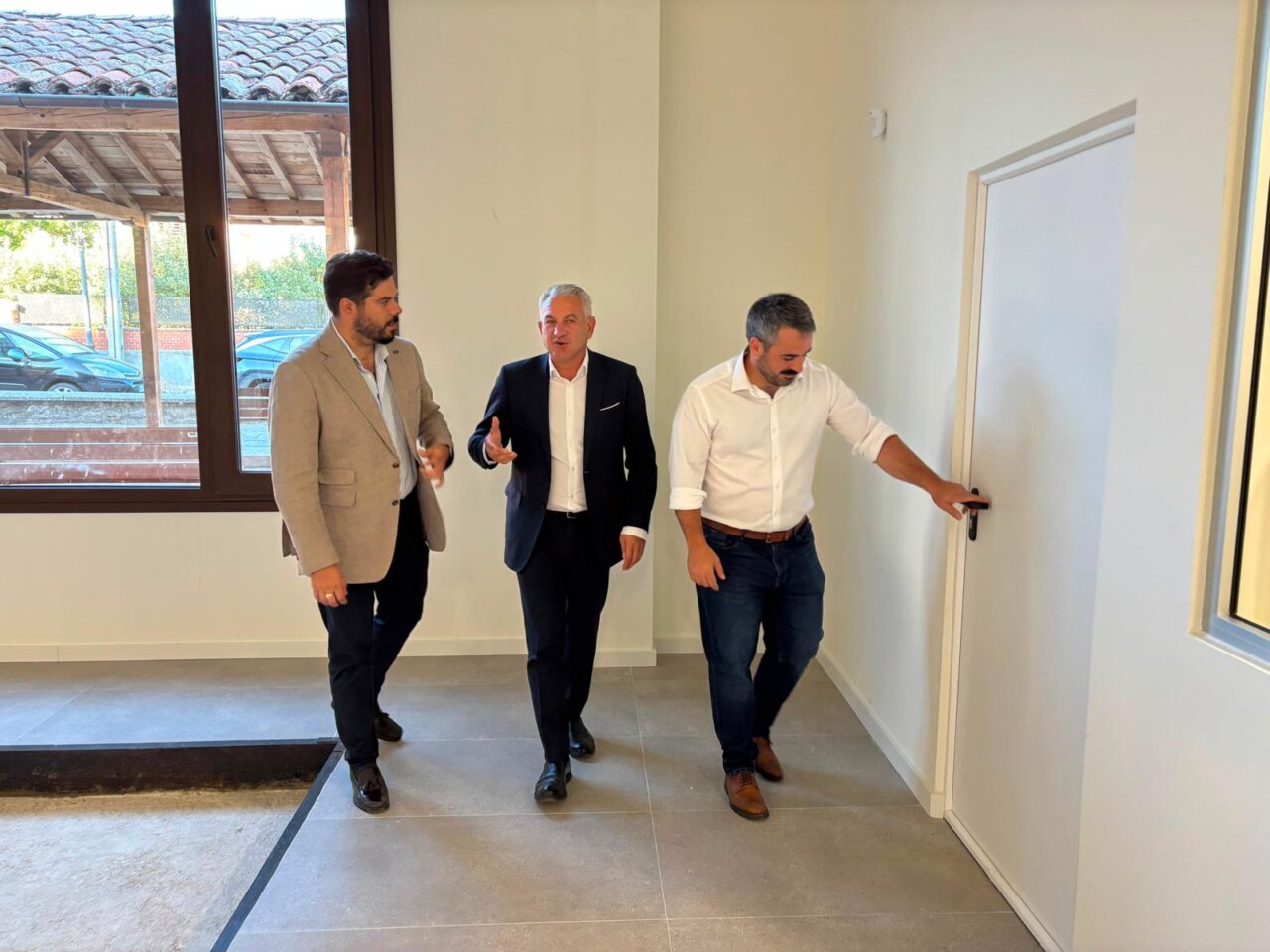 Delegados visitan el nuevo centro multifuncional en Cervera de Pisuerga
