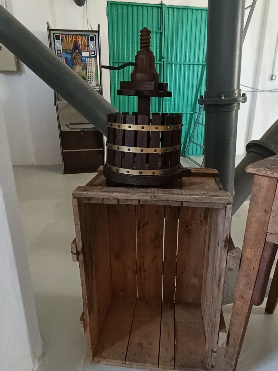 Instalación artística de Charo Carrera en el silo de Villada con objetos recuperados.