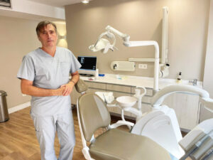Dentista en clínica dental Alejandro Liébana con equipo dental moderno