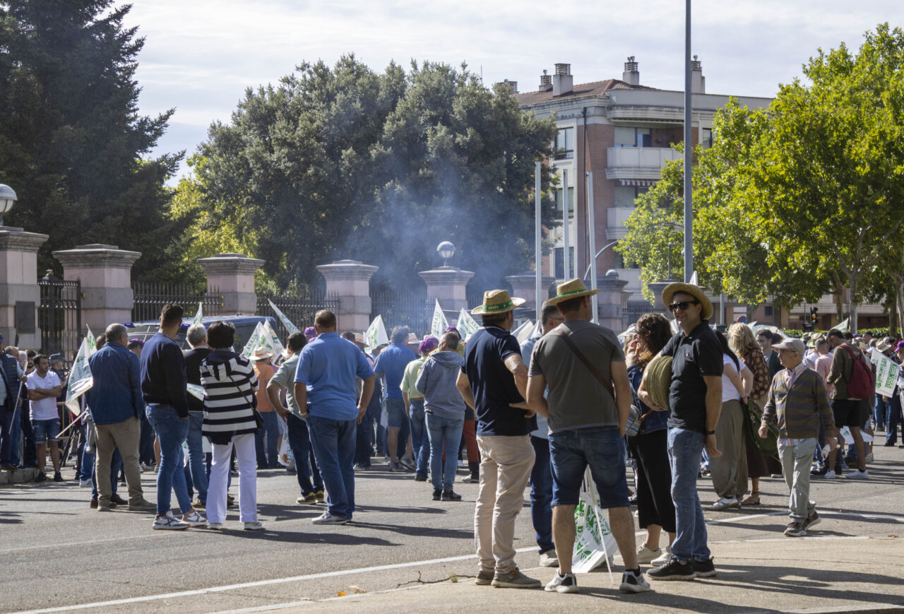 Agricultores concentrados frente a la sede de la Junta de Castilla y León