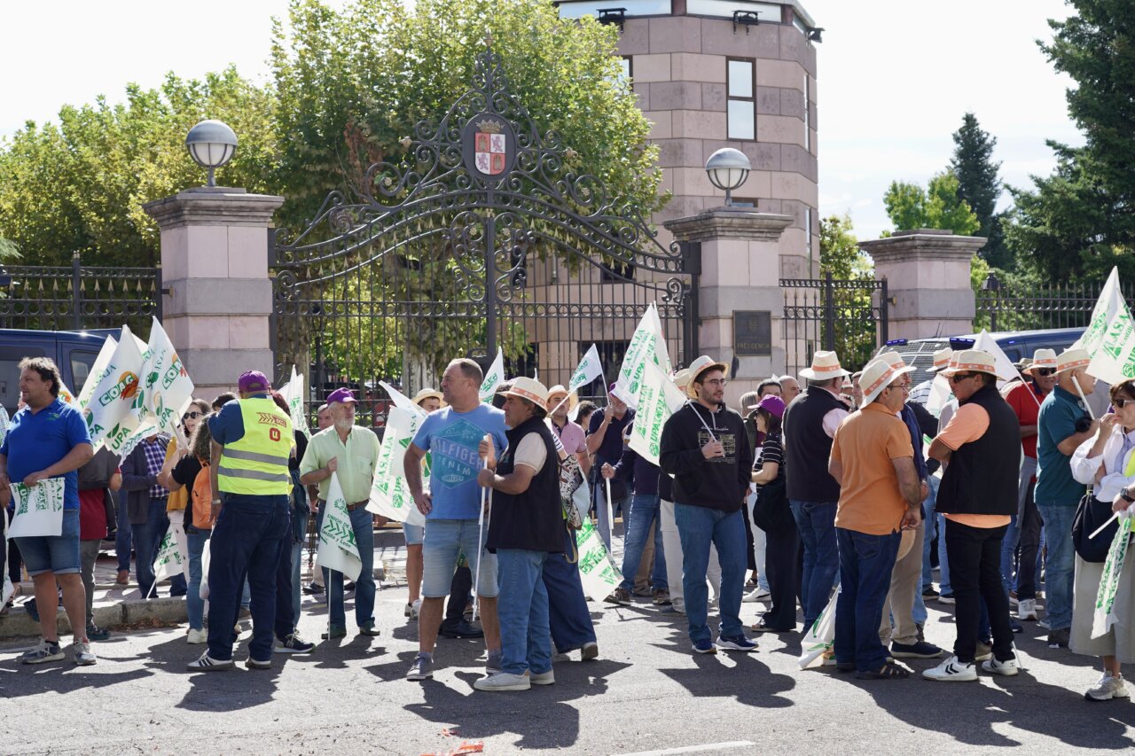 Agricultores protestando frente a la sede de la Junta de Castilla y León con pancartas