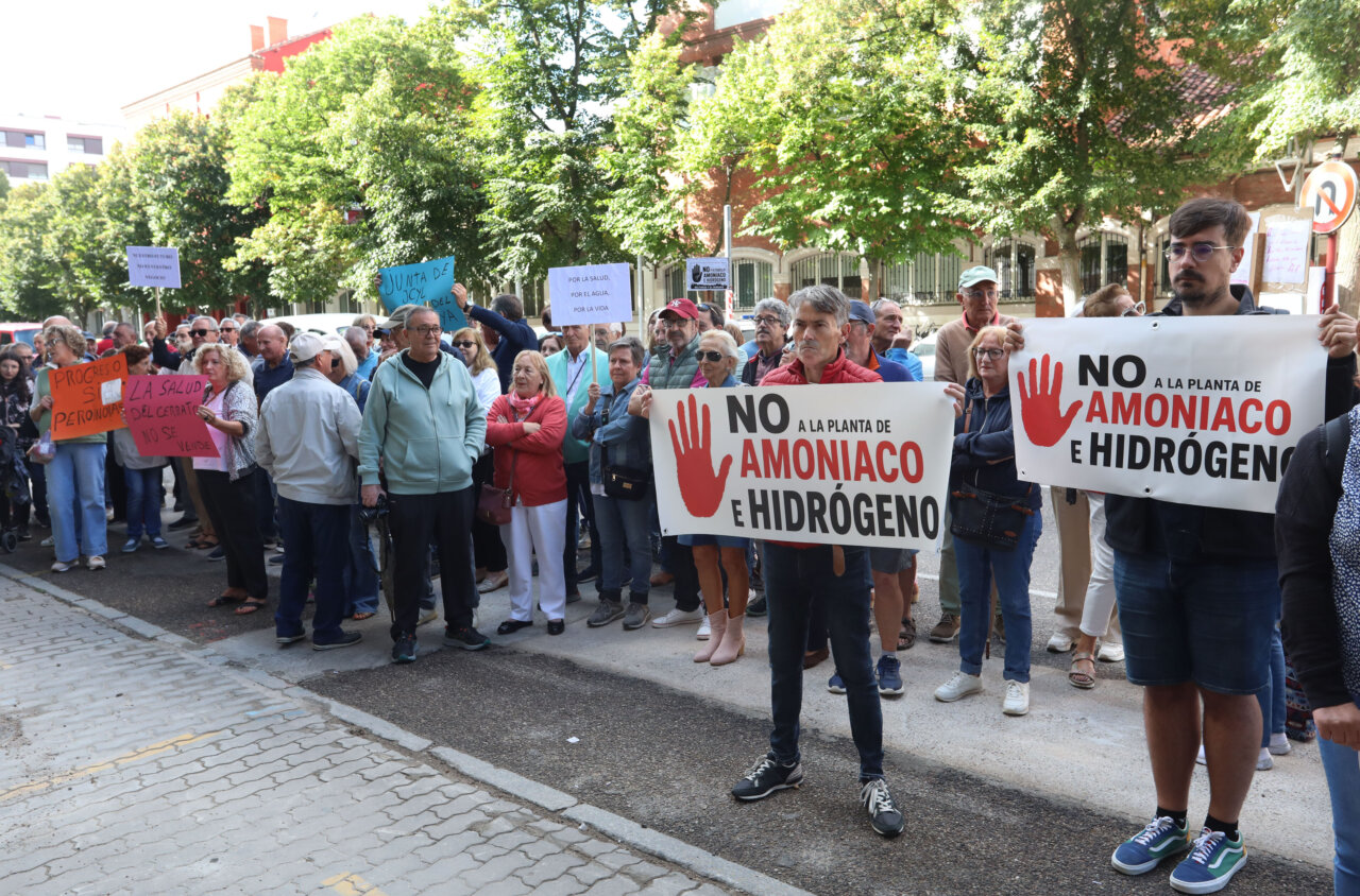 Concentración de personas contra la planta de amoniaco e hidrógeno en Palencia
