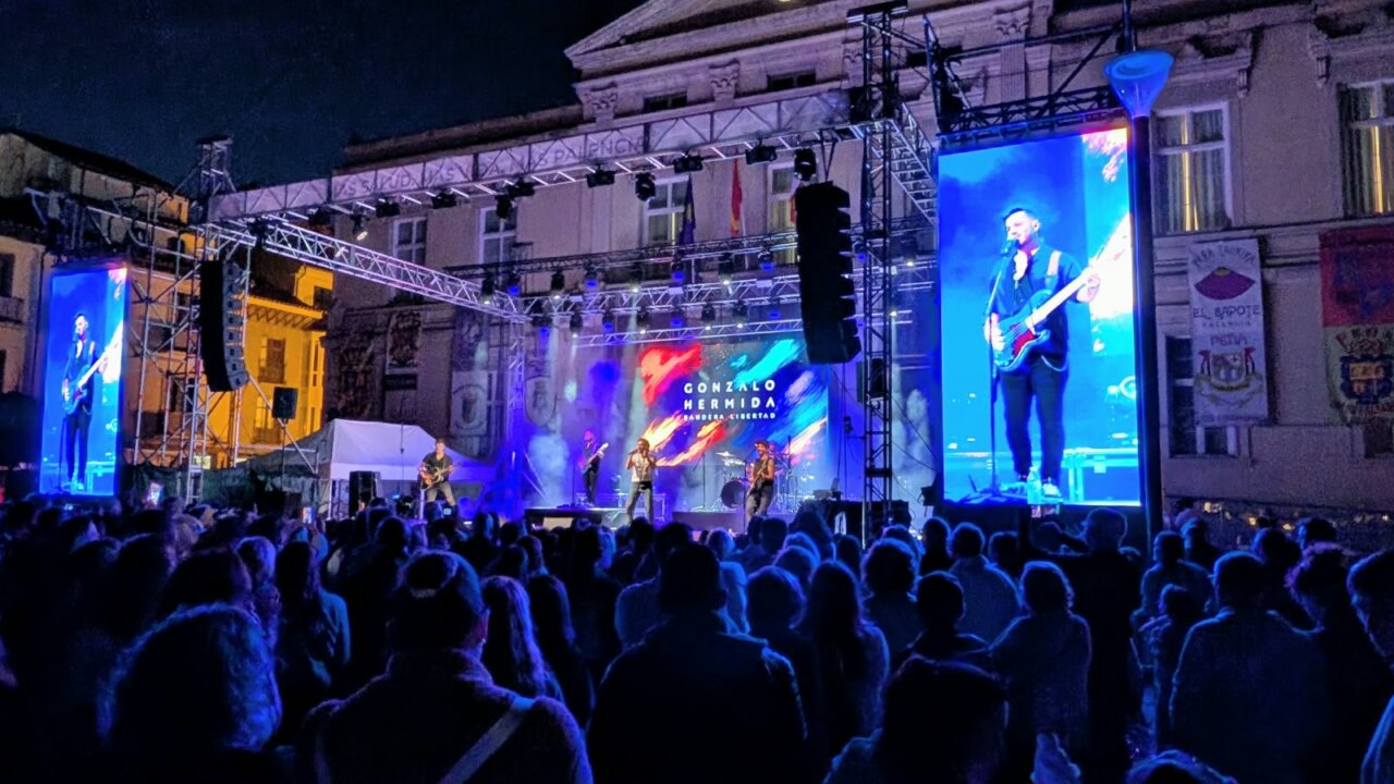 Gonzalo Hermida actuando en un concierto en Palencia