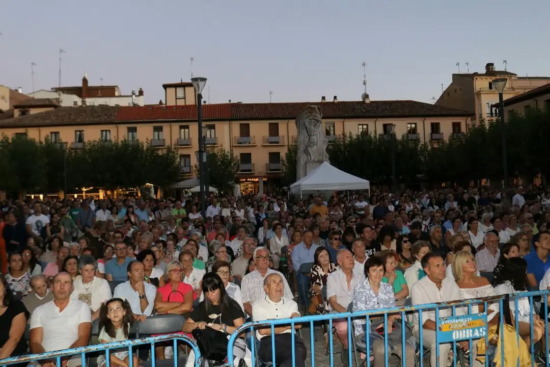 Multitud de personas disfrutando de un concierto en San Antolín