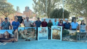 Participantes del concurso de pintura rápida en Villada mostrando sus obras