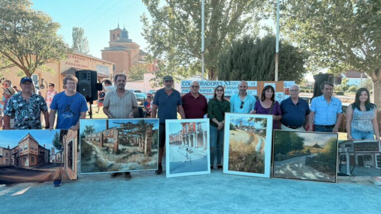 Participantes del concurso de pintura rápida en Villada mostrando sus obras