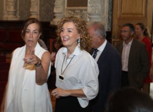 María Pardo y otros asistentes en evento educativo en León