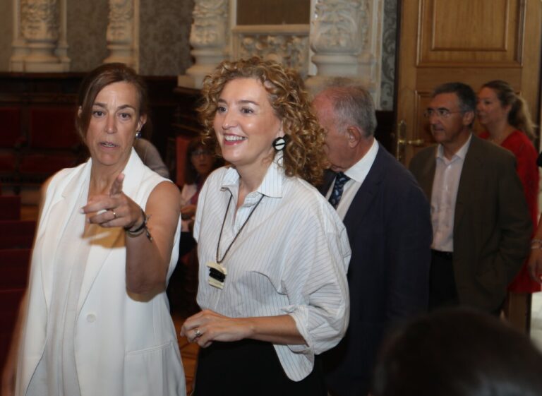 María Pardo y otros asistentes en evento educativo en León