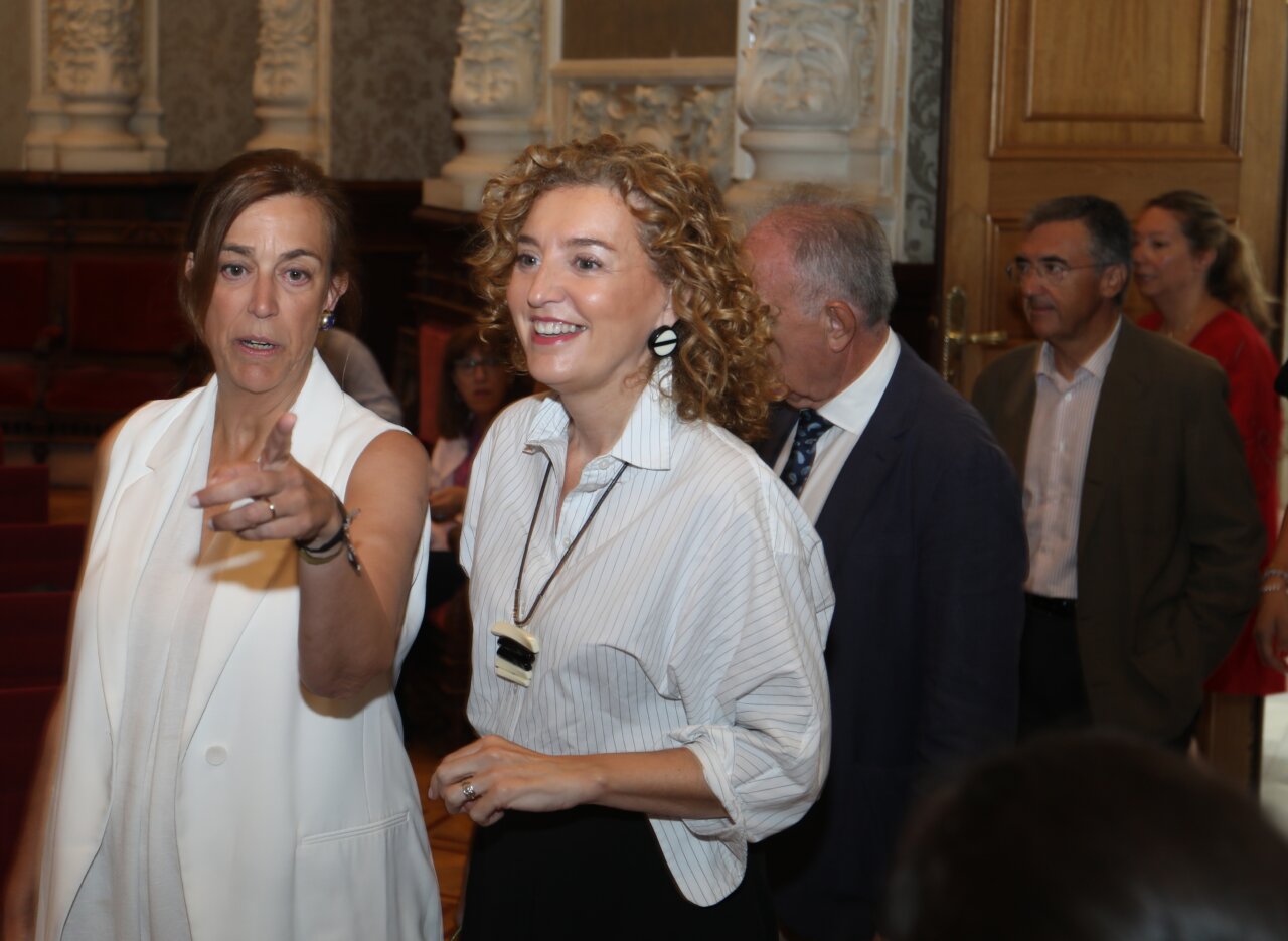 María Pardo y otros asistentes en evento educativo en León