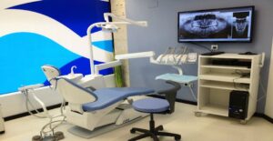 Consultorio de ortodoncia con silla y equipo dental moderno