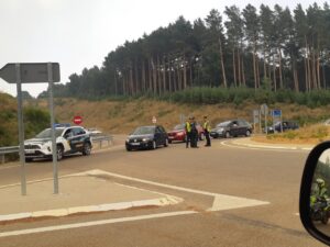 Control de tráfico en una carretera de Palencia con vehículos y agentes de la Guardia Civil