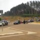 Control de tráfico en una carretera de Palencia con vehículos y agentes de la Guardia Civil