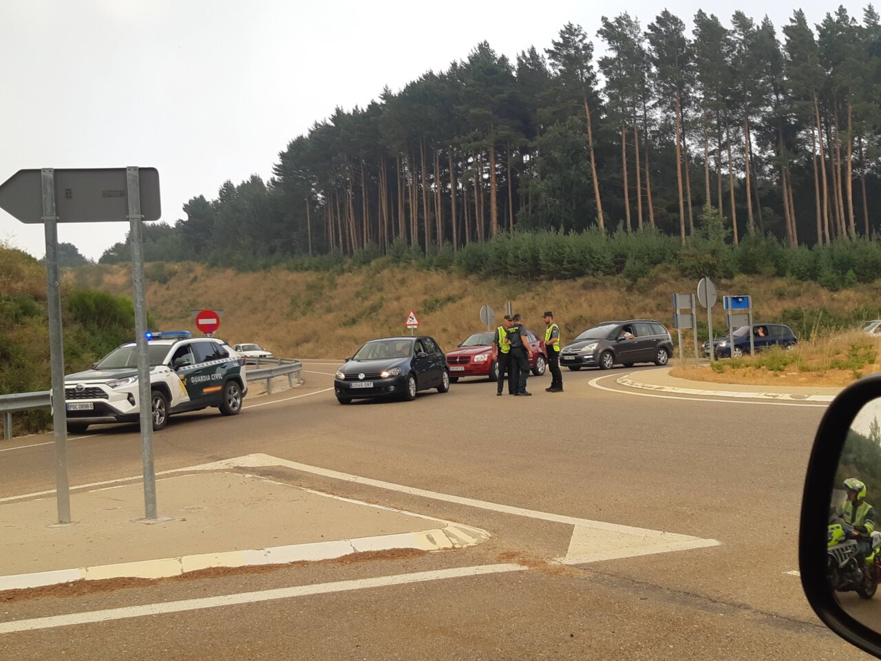 Control de tráfico en una carretera de Palencia con vehículos y agentes de la Guardia Civil