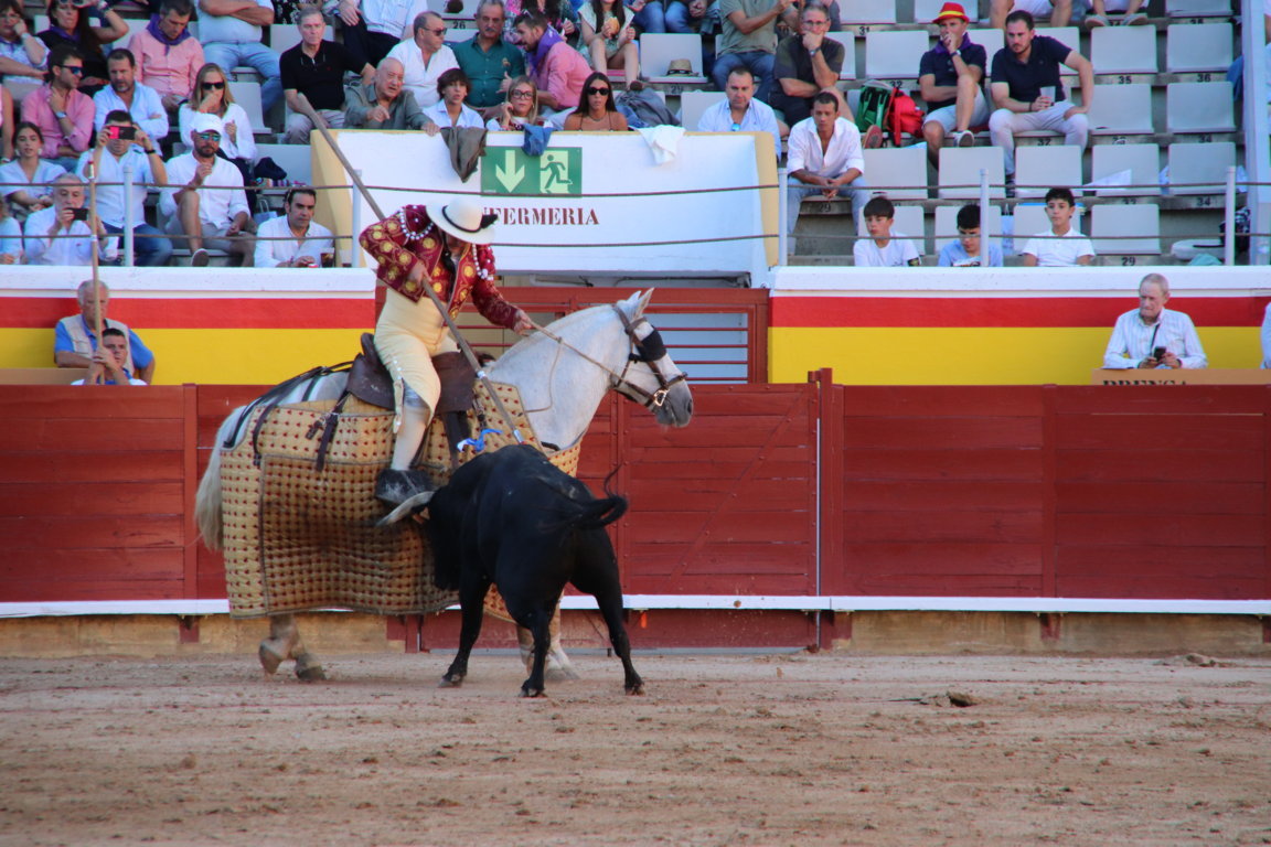 Un torero a caballo lidia un toro en la plaza de toros de Palencia.