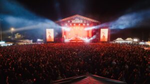 Multitud disfrutando del festival Cosquín Rock en Valladolid