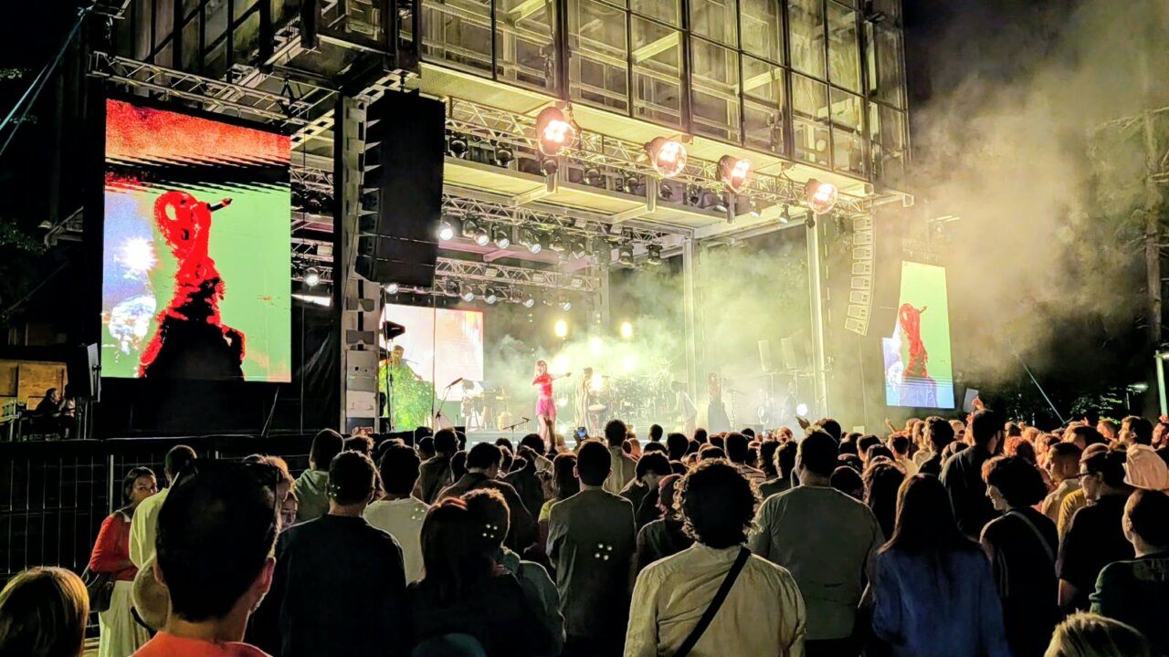 Concierto de Crystal Fighters en el parque del Salón con público animado