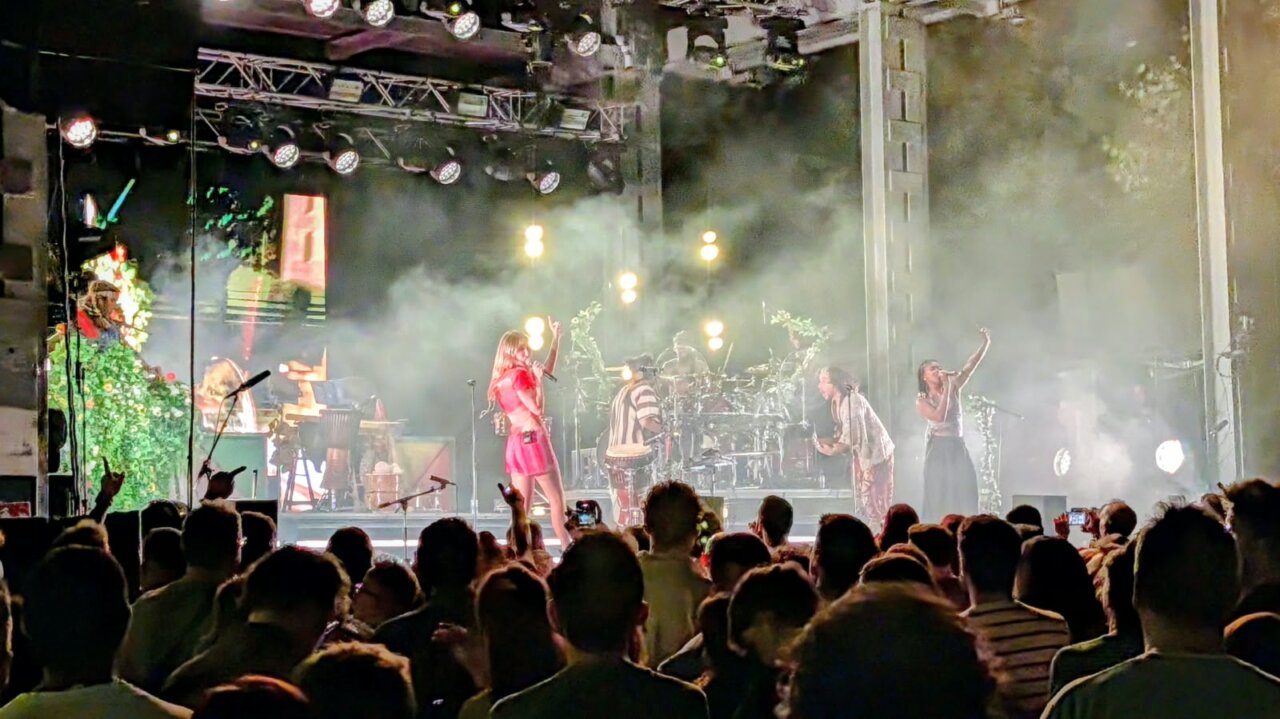 Concierto de Crystal Fighters en el parque del Salón con público animado