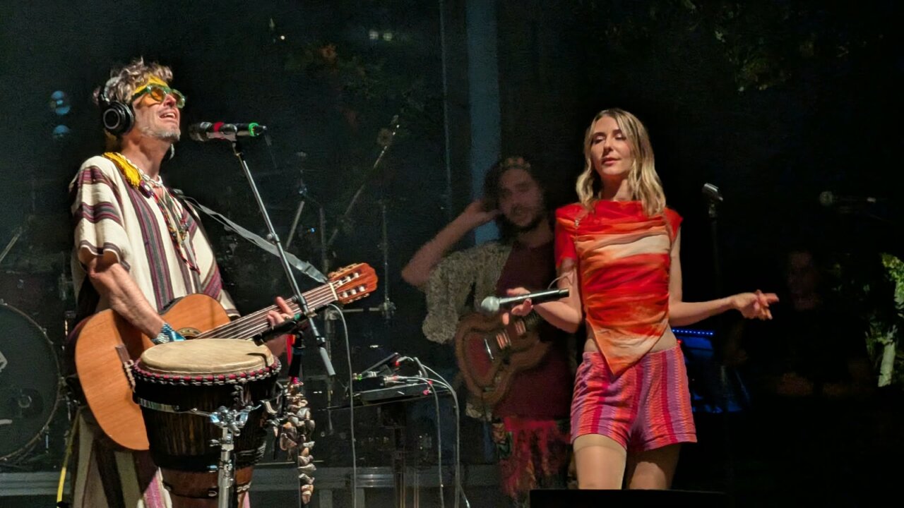 Actuación de Crystal Fighters en el Salón 7 con músicos en el escenario