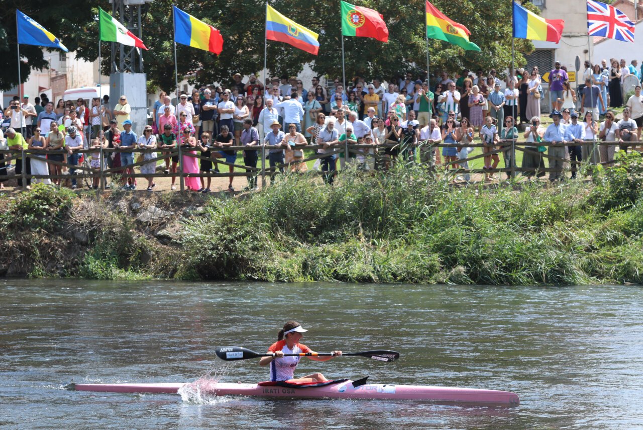 Competidora en kayak durante el Descenso Internacional del Pisuerga