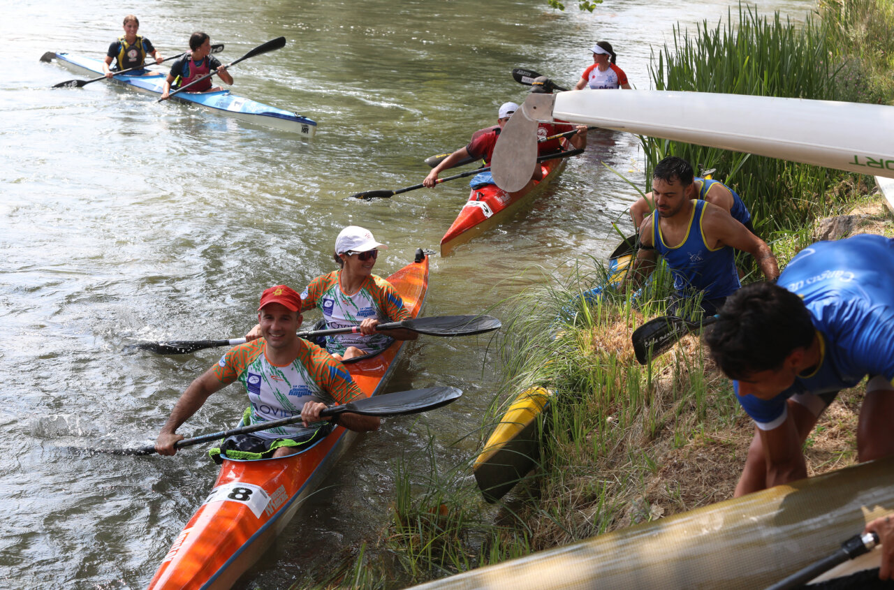 Participantes en el Descenso Internacional del Pisuerga en Alar del Rey