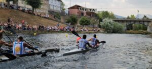 Competencia de piragüismo en el río Carrión en Velilla del Río Carrión