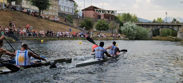 Competencia de piragüismo en el río Carrión en Velilla del Río Carrión