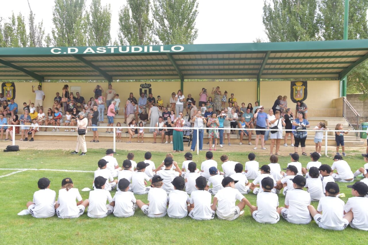 Niños sentados en el campo durante la despedida del campus de la Fundación Real Madrid.