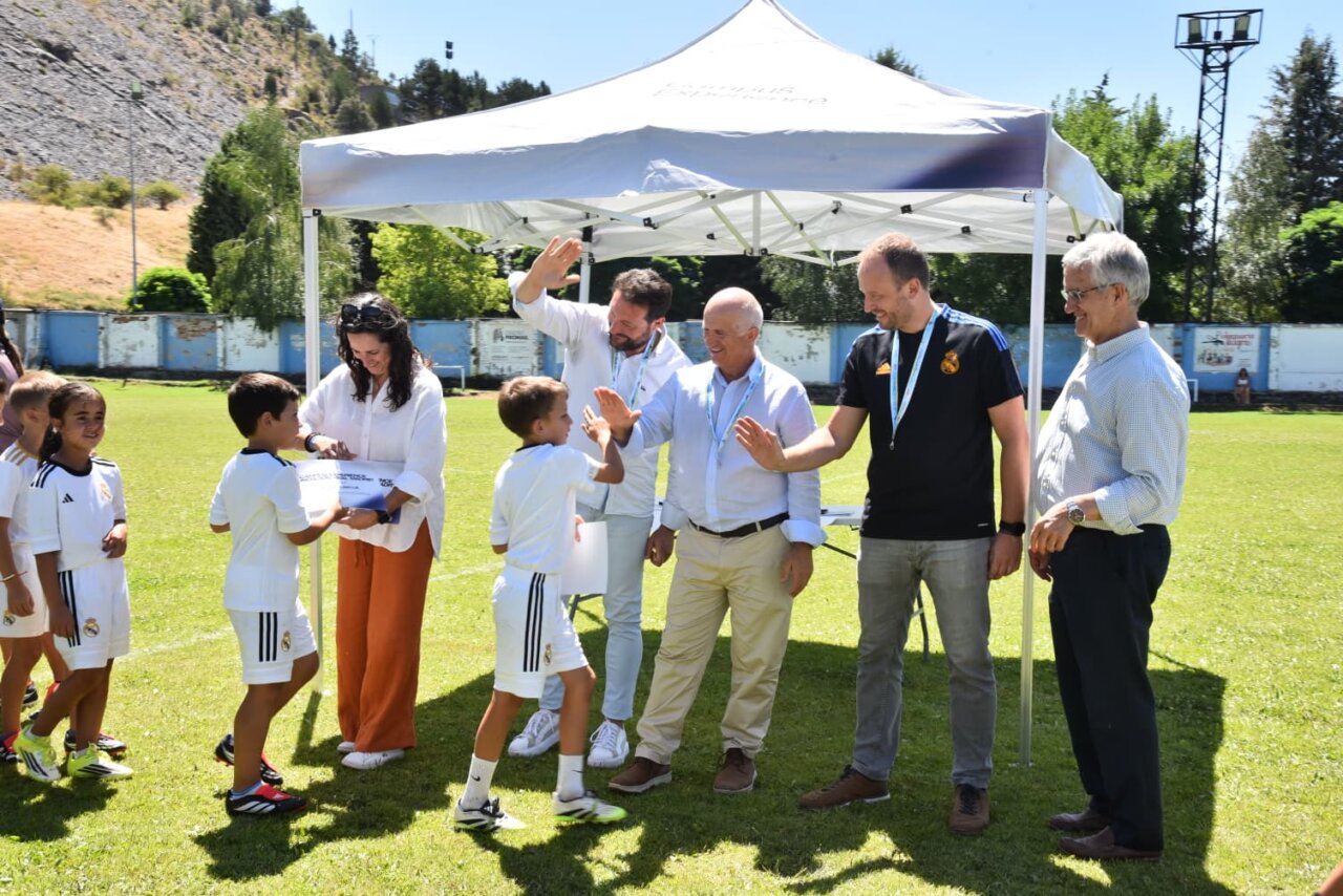 Niños del campus del Real Madrid despidiéndose en Velilla del Río Carrión