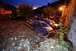 Vista de coches atrapados en escombros tras un desprendimiento de tierra en Manzanedo de Valdueza.