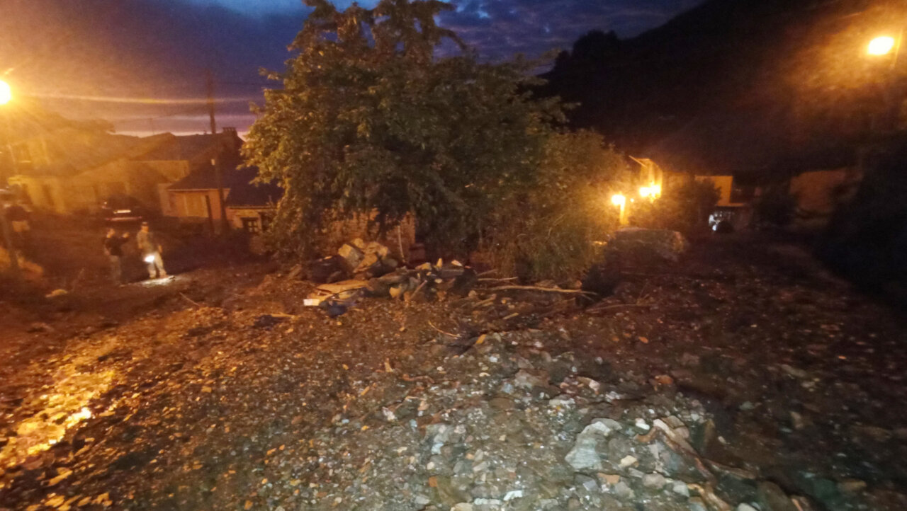 Zona afectada por un desprendimiento tras una tromba de agua en Manzanedo de Valdueza