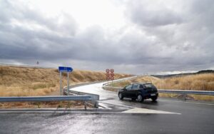 Carretera A-11 con señalización y vehículo en movimiento