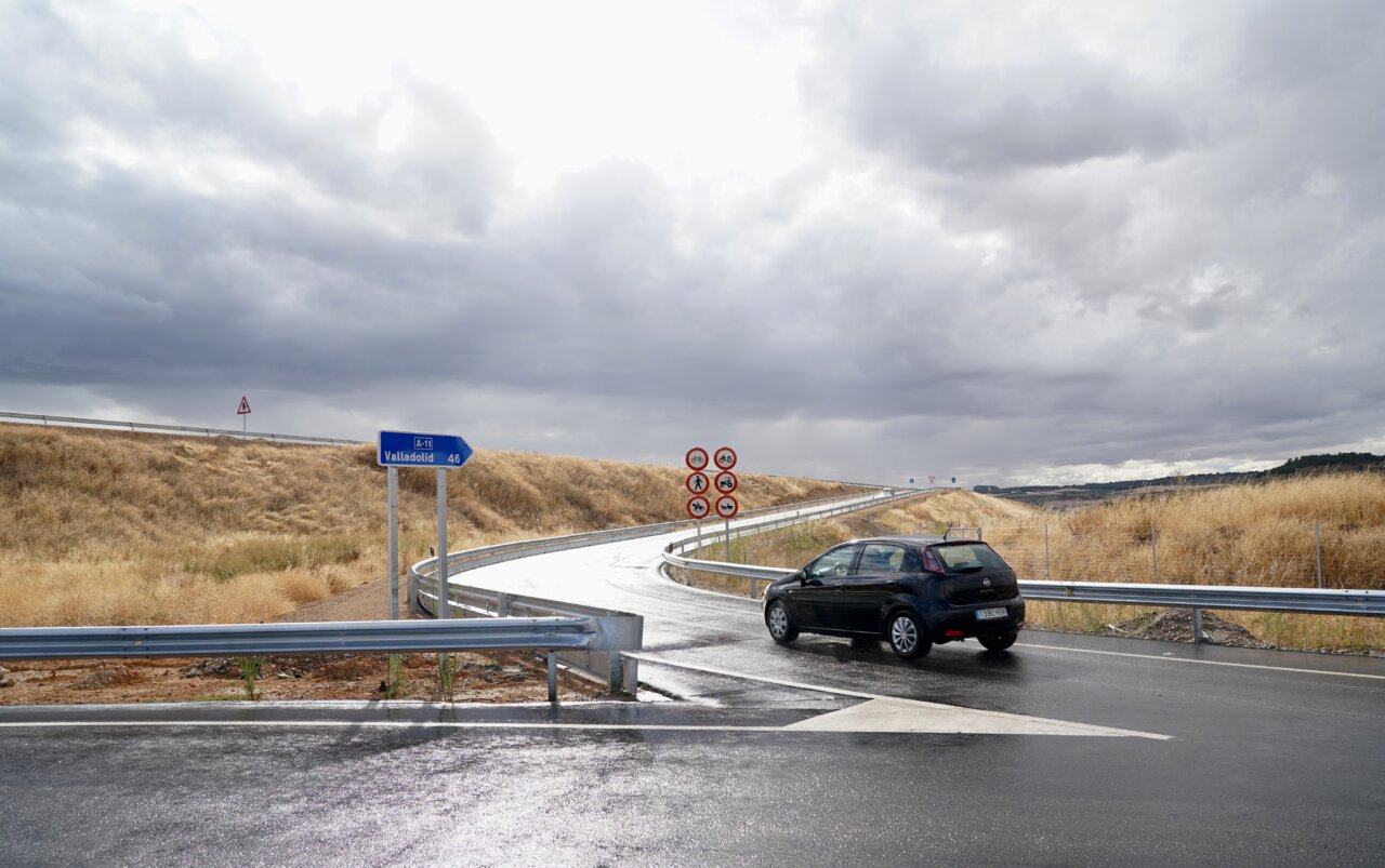 Carretera A-11 con señalización y vehículo en movimiento