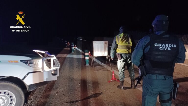 Agentes de la Guardia Civil durante un control en Herrera de Pisuerga