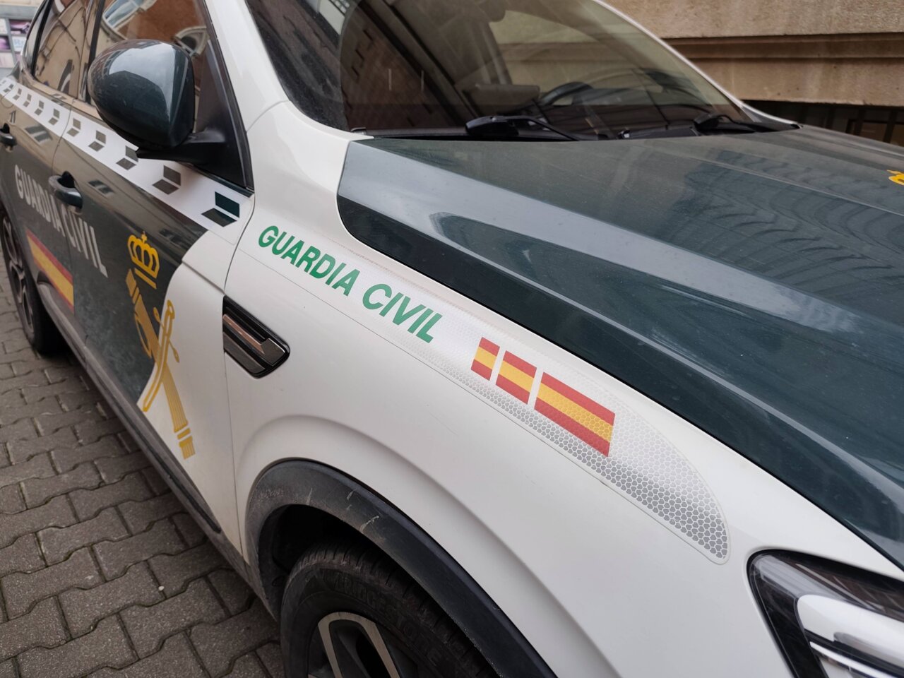 Vehículo de la Guardia Civil en Paredes de Nava durante una detención