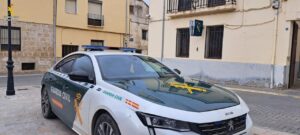 Vehículo de la Guardia Civil en una calle de Dueñas
