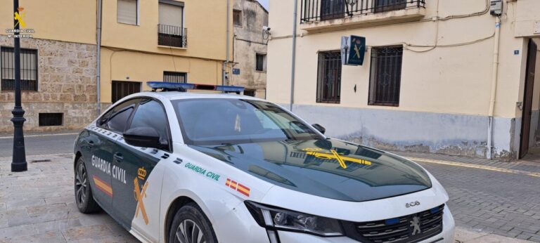 Vehículo de la Guardia Civil en una calle de Dueñas