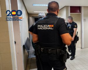 Agentes de la Policía Nacional en una investigación de falsedad documental