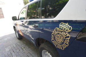 Vehículo de la Policía Nacional con insignia en la puerta