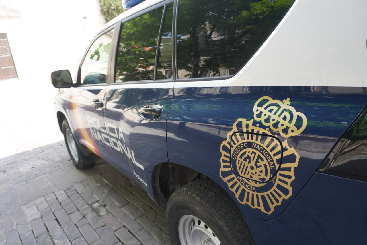 Vehículo de la Policía Nacional con insignia en la puerta